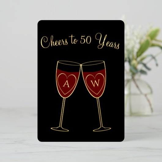50e Jubileum Monogram Wijnglazen Cheers Gold Folie Uitnodiging (Staand Voorkant)