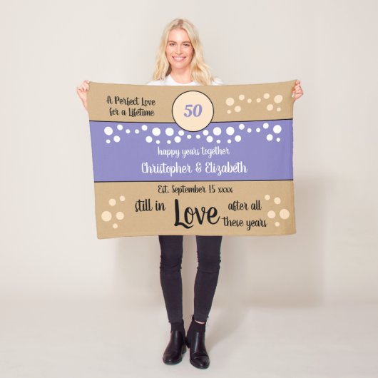 50e Jubileum paarse en gouden nog steeds verliefd Fleece Deken (In situ)