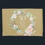 50e Jubileum voor gouden weddenschappen Kussensloop<br><div class="desc">Met een delicate waterverf bloemenslinger,  kan deze chique botanische 50e huwelijksverjaardag worden gepersonaliseerd met uw speciale jubileuminformatie in elegante typografie op een gouden achtergrond. Ontworpen door Thisnotme©</div>