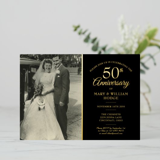 50e Jubileum Wedding Photo Black and Gold Folie Uitnodiging (Staand Voorkant)