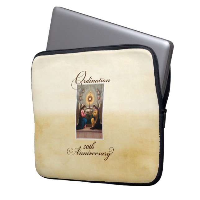 50e Ordination Jubileum Angels at Altar Laptop Sleeve (Voorkant Links)