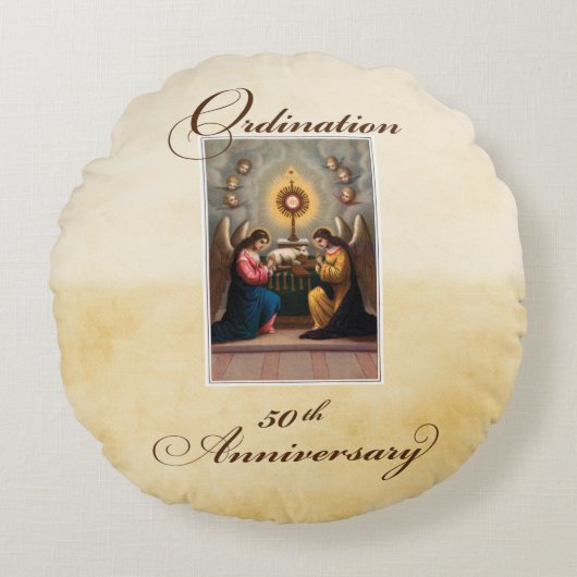 50e Ordination Jubileum Angels at Altar Rond Kussen (Voorkant)