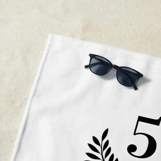 50e trouwdag witte zwarte krans strandlaken (In situ)