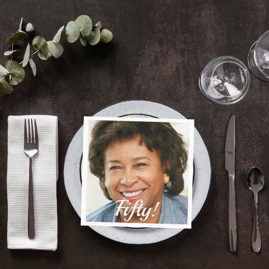 50e van de verjaardagspartij fotoscriptvrouw servet