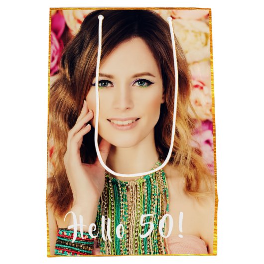 50e verjaardag aangepaste foto hallo 50 50 goud medium cadeauzakje (Achterkant)