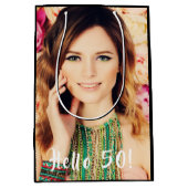 50e verjaardag aangepaste foto hallo 50 50 medium cadeauzakje (Voorkant)