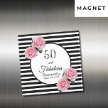 50e verjaardag chic roze rozen zwarte witte strepe magneet<br><div class="desc">Een magneet voor een 50e verjaardagsfeestje. Klassieke dunne zwarte en witte horizontale strepen als achtergrond. Met roze rozen voor korrelig en vrouwelijk gebruik als decoratie. Een lijst met de tekst: 50 en Fabulous en sjablonen voor naam en datum.</div>