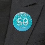 50e verjaardag diamanten glitter blauwgroen blauw  ronde button 5,7 cm<br><div class="desc">Een elegante, glamoureuze en girale 50e verjaardagsfeestknop. Blauwgroen, blauwe groene faux glitter met faux diamantsprinkhaan en een gouden lijst. Sjablonen voor een naam, leeftijd 50 en een datum. Geboortedatum of -datum van de partij/jubileum. Witte en blauwgroen gekleurde letters. De naam wordt geschreven met een handgeschreven stijlmanuscript. Kan worden gebruikt als...</div>