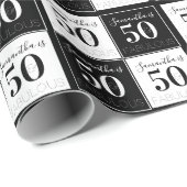 50e verjaardag Eigen naam 50 Fab Black White Check Cadeaupapier (Rol Hoek)