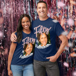 50e verjaardag en geweldige glitter art foto t-shirt<br><div class="desc">Vijftig en geweldig, 50ste verjaardag halve eeuw glitter style effect vijftig scripttekst in roos roze en zilveren huiden met tekst op donkergekleurd t-shirt voeg je eigen foto toe. Pas dit 50ste verjaardagscentrum aan met je bericht en vierkante foto van je verjaardagsmeisje. Andere jaren en overeenkomende objecten zijn beschikbaar. © Origineel...</div>