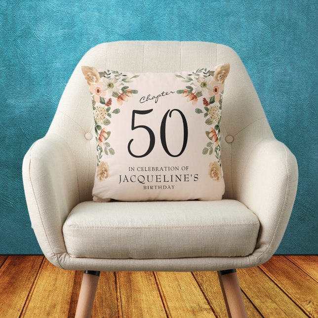 50e  verjaardag Floral Kussen (50th Birthday Vintage Floral Throw Pillow.
Throwback to a time of elegance and charm.)