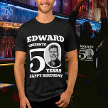 50e verjaardag foto en naam witte tekst<br><div class="desc">Happy 50th Birthday zwarte tekst, naam en foto t-shirt. Leuke 50e gepersonaliseerde foto t-shirt in vet wit tekst ontwerp. Personaliseer dit shirt met een foto van de jarige in het midden van het getal 0. Geweldig idee om wat plezier toe te voegen aan een mijlpaal vijftigste verjaardagsfeest. Andere overeenkomende items...</div>