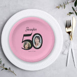 50e verjaardag foto naam gepersonaliseerd roze zwa papieren bordje<br><div class="desc">Trendy vette typografie 50 jaar vrouw verjaardagsgrappig gepersonaliseerd papier borden sjabloon met 2 foto's en modern retro stijl zwart script. Gemakkelijk aan te passen met jouw tekst en afbeeldingen.</div>