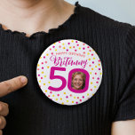 50e verjaardag foto roze golden yellow confetti ronde button 3,2 cm<br><div class="desc">Helderkleurige confetti willekeurige stippen verjaardag 50e verrassingspartijknop. In diep roze, rood, koraal, goudgeel en geel op wit. Voeg de foto van je eigen verjaardagsmeisje toe in het midden van de 0 op de 50 en pas je aan met je eigen vijftigste verjaardag meisjesnaam. Andere overeenkomende objecten en verjaardagsjaren met mijlpaal....</div>