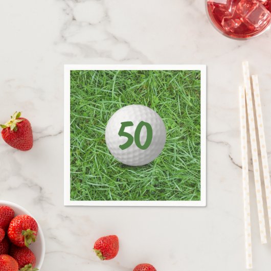 50e verjaardag golfbal op gras servetten (Insitu)
