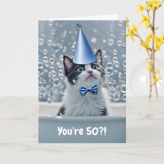 50e verjaardag met Schattigee kat in bad Kaart (Gele Bloem)