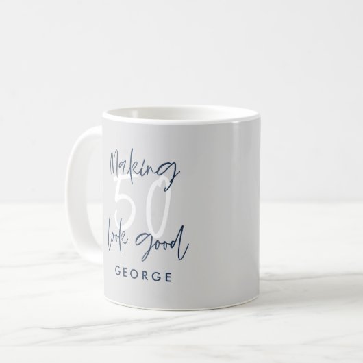 50e verjaardag modern grijs en marinesblauwe cadea koffiemok (Voorkant links)