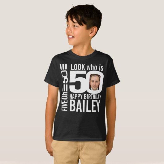 50e verjaardag mono look 50 aangepaste foto naam k t-shirt (Voorkant volledig)