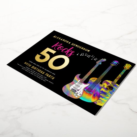 50e verjaardag Rocks 50 Partij Roze Folie Uitnodiging (Gedraaid)