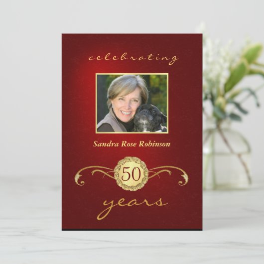 50e verjaardag - Rode & goudmonogram Kaart (Staand voorkant)