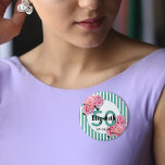 50e verjaardag roze bloemen blauwgroen strepen ronde button 3,2 cm<br><div class="desc">Een elegante knop voor een meisje van 50e verjaardag. Klassieke dunne blauwgroen, groene en witte verticale strepen als achtergrond. Met dunne en vrouwelijke roze bloemen, rozen en pinda's als decoratie. Een lijst met sjablonen voor een naam, leeftijd 50 en een datum. De naam wordt geschreven met zwart hand geschreven stijlmanuscript....</div>