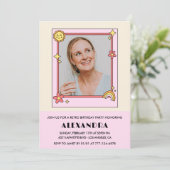 50e verjaardag uitnodiging Retro Groovy Pink Flowe (Staand voorkant)