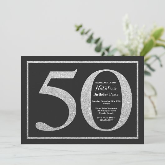 50e verjaardag Uitnodiging Silver Glitter Chalkboa (Staand voorkant)