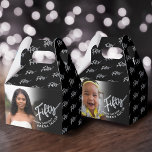 50e verjaardag Vijftig script zilveren zwarte foto Bedankdoosjes<br><div class="desc">Vijftig zilveren script en zilveren effect tweezijdig fotofeest voorkeur dozen. Personaliseer deze 50e verjaardag script foto gunst box met uw eigen verjaardag meisjes naam en twee foto's van uw verjaardag meisje of jongen een aan elke kant. Andere jaren en bijpassende items zijn beschikbaar en kunnen op verzoek worden aangemaakt. ©...</div>