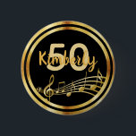 50e verjaardag zwarte gouden muzieknoten ronde button 5,7 cm<br><div class="desc">Zwarte achtergrond met faux gouden muzieknoten voor een 50e verjaardagsfeestje. Met een faux goud lijst. Sjablonen voor leeftijd en naam. De naam wordt geschreven in een handgeschreven stijlmanuscript. Gouden letters en cijfers.</div>