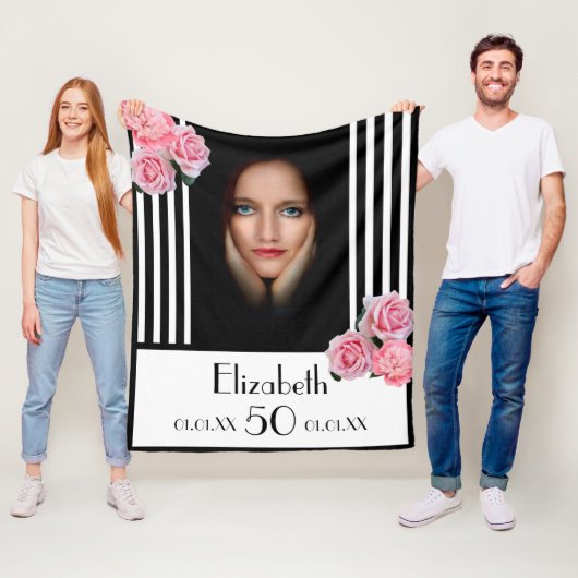 50e verjaardag zwarte witte strepen florals foto fleece deken (In situ)