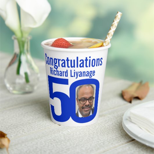50e verjaardagsdouane twee foto witte blauwe tekst papieren bekers (Insitu)