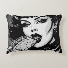 50s BW Grafische Stijl Goth Meisje Eet een Taco Accent Kussen