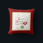 50's Style Christmas Graphic Season's Greetings Kussen<br><div class="desc">Dit kerstkussen is voorzien van een  1950's stijl ontwerp met behulp van rood en gedempt groen (olijfgroen) en de tekst: Season's Greetings. Het ontwerp is geaccentueerd met twee vintage kerstboom ornamenten en 50's op zoek naar gouden sterren.</div>