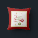50's Style Christmas Graphic Season's Greetings Kussen<br><div class="desc">Dit kerstkussen is voorzien van een  1950's stijl ontwerp met behulp van rood en gedempt groen (olijfgroen) en de tekst: Season's Greetings. Het ontwerp is geaccentueerd met twee vintage kerstboom ornamenten en 50's op zoek naar gouden sterren.</div>