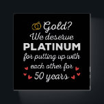 50ste bruiloft Jubileum I - Gold Funny Couple<br><div class="desc">Leuk ontwerp, perfect voor iedereen die al 50 jaar getrouwd is en voor een huwelijksgelofte-vernieuwingsceremonie. Het is een geweldige bijpassende outfit voor koppels! 'Goud? We verdienen platina voor het ophangen met elkaar voor 50 jaar citaat voor een paar dat 50 jaar geleden trouwde of een paar dat trouwgeloften hernieuwde op...</div>