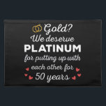 50ste bruiloft Jubileum I - Gold Funny Couple Placemat<br><div class="desc">Leuk ontwerp, perfect voor iedereen die al 50 jaar getrouwd is en voor een huwelijksgelofte-vernieuwingsceremonie. Het is een geweldige bijpassende outfit voor koppels! 'Goud? We verdienen platina voor het ophangen met elkaar voor 50 jaar citaat voor een paar dat 50 jaar geleden trouwde of een paar dat trouwgeloften hernieuwde op...</div>