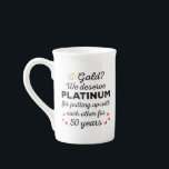50ste bruiloft Jubileum I - Gold Funny Couple Porselein Kop<br><div class="desc">Leuk ontwerp, perfect voor iedereen die al 50 jaar getrouwd is en voor een huwelijksgelofte-vernieuwingsceremonie. Het is een geweldige bijpassende outfit voor koppels! 'Goud? We verdienen platina voor het ophangen met elkaar voor 50 jaar citaat voor een paar dat 50 jaar geleden trouwde of een paar dat trouwgeloften hernieuwde op...</div>