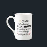 50ste bruiloft Jubileum I - Gold Funny Couple Porselein Kop<br><div class="desc">Leuk ontwerp, perfect voor iedereen die al 50 jaar getrouwd is en voor een huwelijksgelofte-vernieuwingsceremonie. Het is een geweldige bijpassende outfit voor koppels! 'Goud? We verdienen platina voor het ophangen met elkaar voor 50 jaar citaat voor een paar dat 50 jaar geleden trouwde of een paar dat trouwgeloften hernieuwde op...</div>