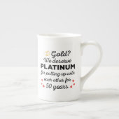 50ste bruiloft Jubileum I - Gold Funny Couple Porselein Kop (Rechts)