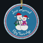 50ste Jubileum Gift Fun Snow Paar Kerst Keramisch Ornament<br><div class="desc">Ons feestelijke sneeuwkoppel is gekleed voor koud weer in hun pattereerde sjaals, coördinerende wanten en rode kerstmuts. Leuke "Just Married"-boodschap, ongeacht hoe lang je familie of vrienden zijn getrouwd. Voeg hun namen en de datum van het jubileumjaar toe om een perfecte herinnering te maken die het jubileumpaar nog jaren zal...</div>