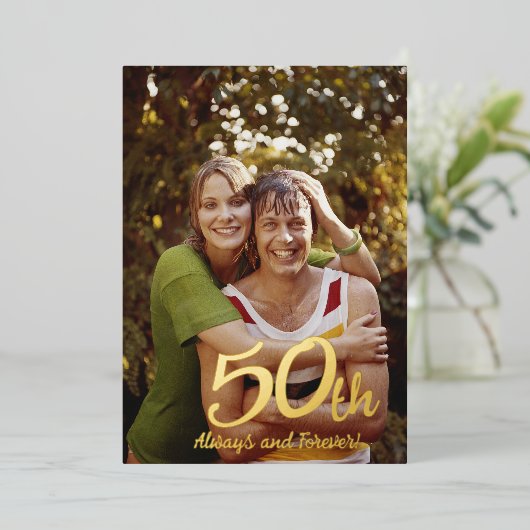 50ste Verjaardag Modern Folie Uitnodiging (Staand Voorkant)