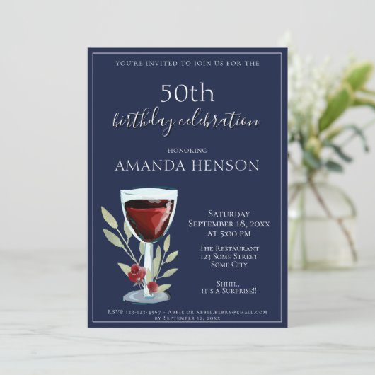 50ste verjaardag rode wijn marine blauw feest kaart (Staand voorkant)