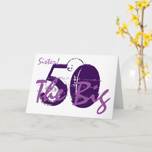 50ste verjaardag voor zuster, paarse tekst op wit. kaart (Gele Bloem)
