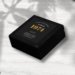 50ste Verjaardagsnaam 1974 Zwart Goud Elegant Chic Cadeaudoosje<br><div class="desc">Elegante 50ste verjaardag Black & Gold gepersonaliseerde 1974 geschenkdoos - Ultimate Chic Surprise voor de speciale gelegenheid. Ontdek het ultieme 50ste verjaardagscadeau met onze elegante, zwarte en gouden gepersonaliseerde geschenkdoos. Geboren uit de stijl en geest van 1974, is dit verfijnde pakket zeker een statement te maken. Elke doos is versierd...</div>