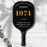 50ste Verjaardagsnaam 1974 Zwart Goud Elegant Chic Pickleball Paddle<br><div class="desc">Chique '1974' 50e verjaardag Zwart en Goud Gepersonaliseerde Pickleball Paddle - Elegant Design voor Sportliefhebbers. Vier een belangrijke mijlpaal in stijl met onze chique '1974' 50ste verjaardag zwart en goud pickleball paddle. Elegant ontworpen en volledig gepersonaliseerd, deze paddle combineert verjaardagscharme en nut in één. Ideaal voor iedereen met een passie...</div>