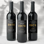50ste Verjaardagsnaam 1974 Zwart Goud Elegant Chic Wijn Etiket<br><div class="desc">1974 50e verjaardag Zwart & Goud Elegant Wijnlabel. Vier uw mijlpaal met ons exclusieve 50e verjaardagswijnlabel uit 1974. Het zorgvuldig ontworpen label met prachtige zwarte en gouden tinten verbetert moeiteloos de visuele aantrekkingskracht van uw favoriete wijn. Het jaar 1974, prominent aanwezig op het label, voegt een nostalgische terugwerping toe aan...</div>