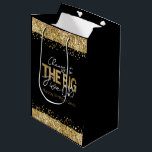 50th Birthday Gold en Black Big Five-Oh Medium Cadeauzakje<br><div class="desc">Elegant Faux Gold glitter met de scherpende confetti hoogtepunten op de boven- en ondergrens. Alle tekst kan worden aangepast en kan eenvoudig worden gewijzigd voor uw eigen wensen. Geweldig elegante sjabloon voor de 50ste verjaardag.</div>