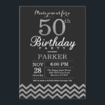 50th Birthday Invitation Black en Silver Glitter Kaart<br><div class="desc">50e verjaardag uitnodiging met Black en Silver Glitter Chevron. Chalkboard. Volwassen verjaardag. Man of vrouwen uitgenodigd. Voor verdere aanpassing,  te klikken gelieve de knoop "van de Aanpassing het"en ons ontwerphulpmiddel te gebruiken om deze sjabloon te wijzigen.</div>