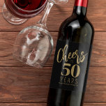 50th Birthday name gepersonaliseerde kazen Goud zw Wijn Etiket<br><div class="desc">Moderne gouden typografische scriptkaas tot vijftig jaar verjaardagsfeest gepersonaliseerd zwart wijnlabel.</div>