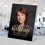 50th Birthday Party Foto Welkom Reclamebord Met Voetstuk<br><div class="desc">Dit aangepaste 50e verjaardagsfeestwelkomstbord bevat de gepersonaliseerde foto,  naam en verjaardag van de eregast,  samen met het woord "welkom" in een elegant goudkleurig kalligrafieschrift. Een donker scherm zorgt ervoor dat de tekst pop wordt. Een geweldige manier om iemand te vieren die vijftig wordt!</div>